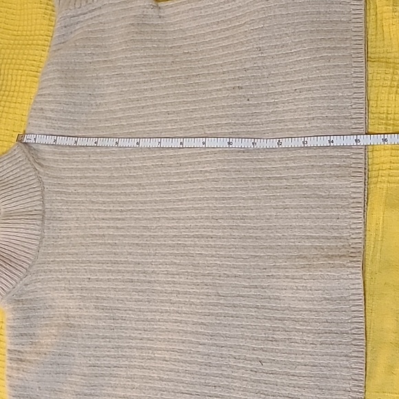 Knitted wool sweaters - Picture 3 of 7